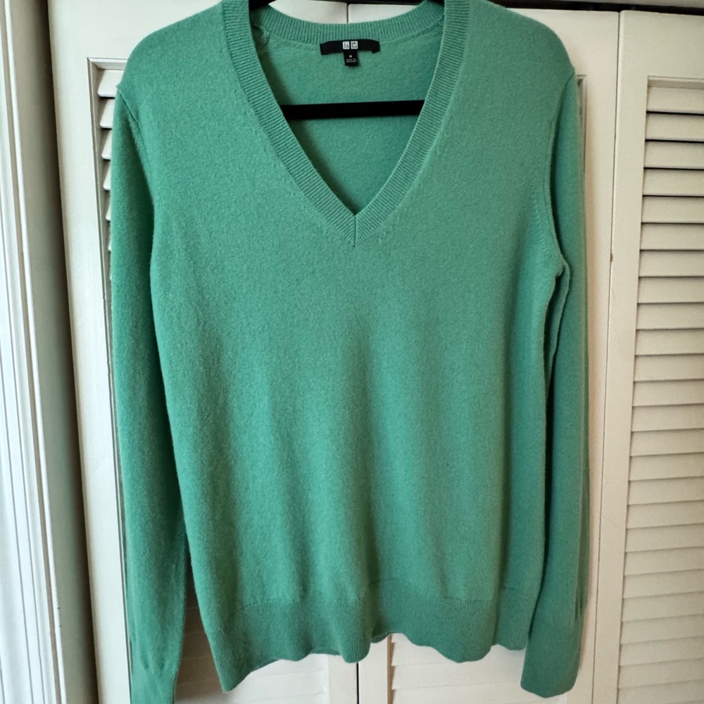 Uniqlo Women's Green V-Neck Sweater